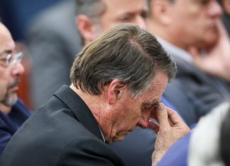 Bolsonaro é alvo de buscas da PF e passa a usar tornozoleira eletrônica
