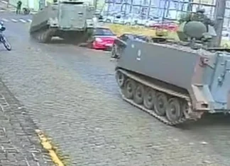 Tanque do Exército passa por cima de carro estacionado, veja vídeo
