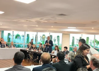 Caiado pede reunião emergencial com governadores após tarifas de Trump