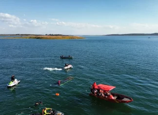Em estado de exaustão, cinco são resgatados após embarcação naufragar em lago de Goiás; vídeo