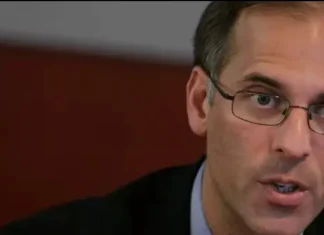 Efeito Trump: economista-chefe da Moody’s diz que “EUA estão à beira de uma recessão”