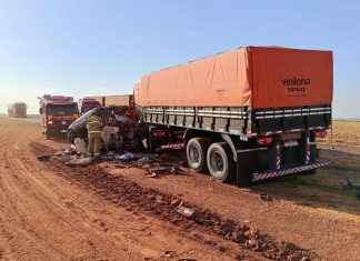 CABINE É ARRANCADA EM COLISÃO ENTRE CARRETAS NA GO-206, EM CHAPADÃO DO CÉU