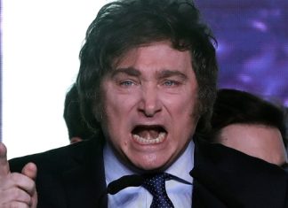 Após ataques com pedras e garrafas, Milei precisa deixar carreata às pressas