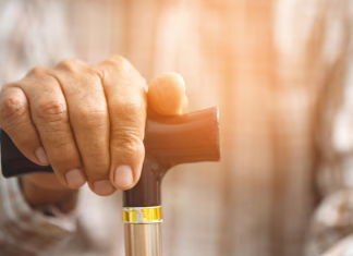 IRMÃO EMBRIAGADO AGRIDE MULHER COM BENGALA EM QUIRINÓPOLIS