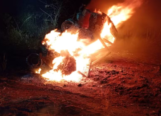 Fiat uno é atingido frontalmente por carreta, pega fogo e cinco pessoas, incluindo uma criança, morreram