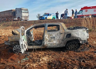 TRAGÉDIA NA GO-220: DUPLA MORRE EM COLISÃO FRONTAL E CARRO PEGA FOGO EM CAIAPÔNIA