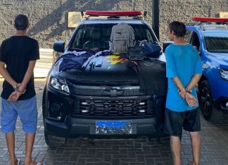 Refém se joga de carro em movimento durante assalto