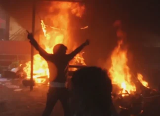 ESPOSA DO EX-PRIMEIRO-MINISTRO DO NEPAL É QUEIMADA VIVA APÓS PROTESTOS CONTRA BLOQUEIO DE REDES SOCIAIS