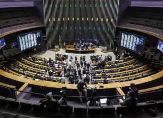 Câmara aprova licença remunerada para mulheres com sintomas menstruais