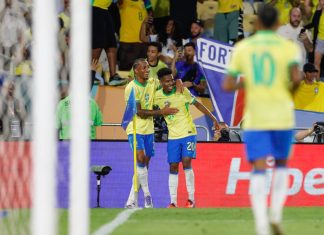 Brasil desfila em campo e goleia Chile com autoridade nas Eliminatórias