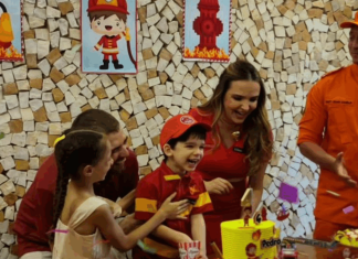 Após transplante de medula óssea, menino de 4 anos celebra aniversário com bombeiros