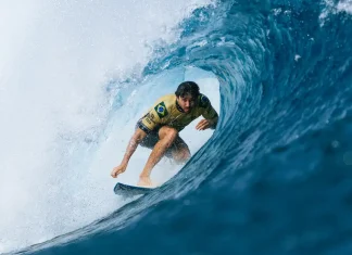 Yago Dora é campeão mundial de surfe profissional