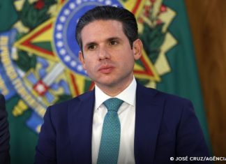 Com fuga de Ramagem, Motta proíbe deputados de votarem do exterior