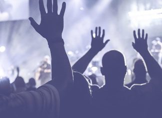 QUIRINÓPOLIS: Homem entra em igreja durante culto, ameaça e danifica automóvel da mulher