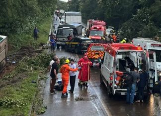 Ônibus que saiu de Goiânia com destino ao Pará tomba na BR-153