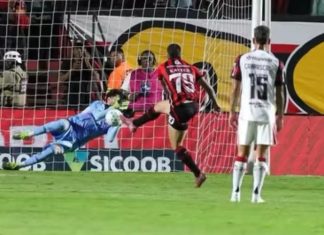Rossi pega pênalti e Flamengo conquista primeira vitória no Brasileirão