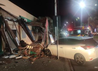 Motorista bate em fachada do CREQ e foge do local, em Quirinópolis