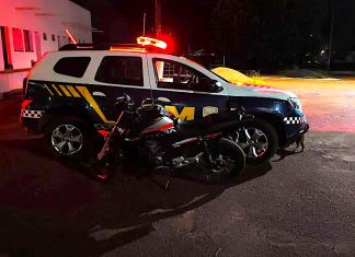 QUIRINÓPOLIS: GCM apreende veículo após flagrar condutor empinando a moto